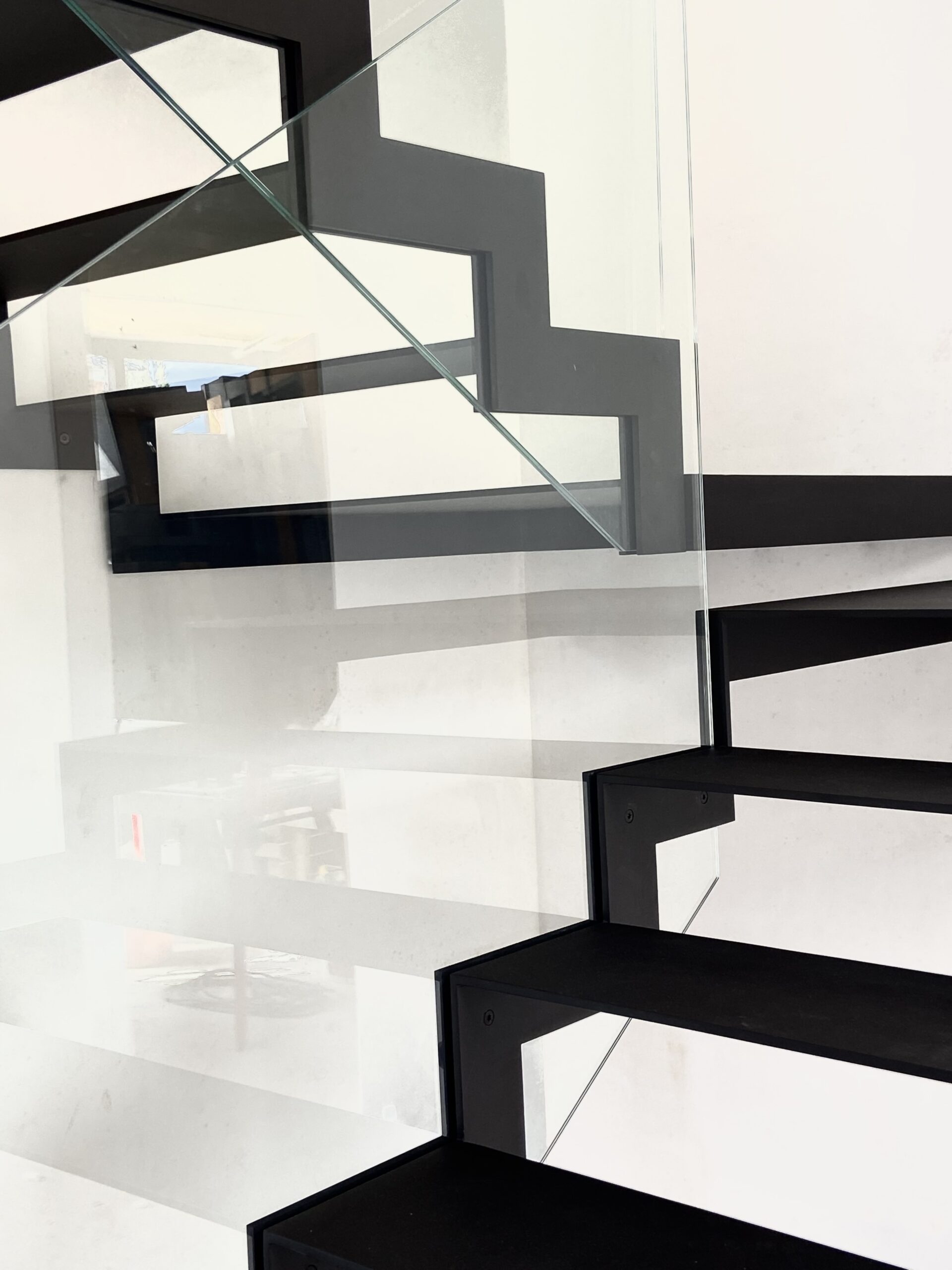 metalowe schody ze szklaną balustradą przybliżenie