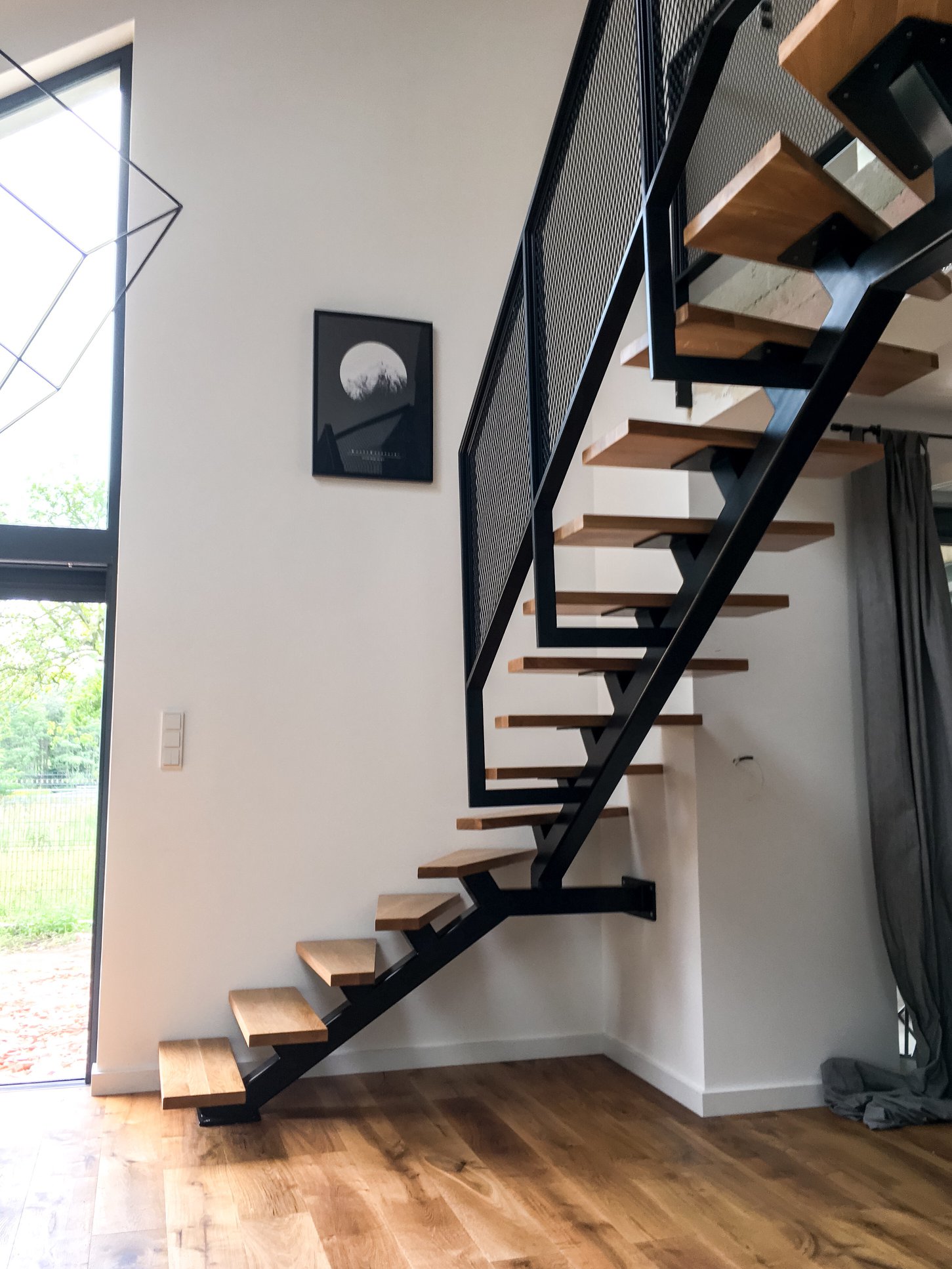 metalowe-schody-ze-stopniami-drewnianymi