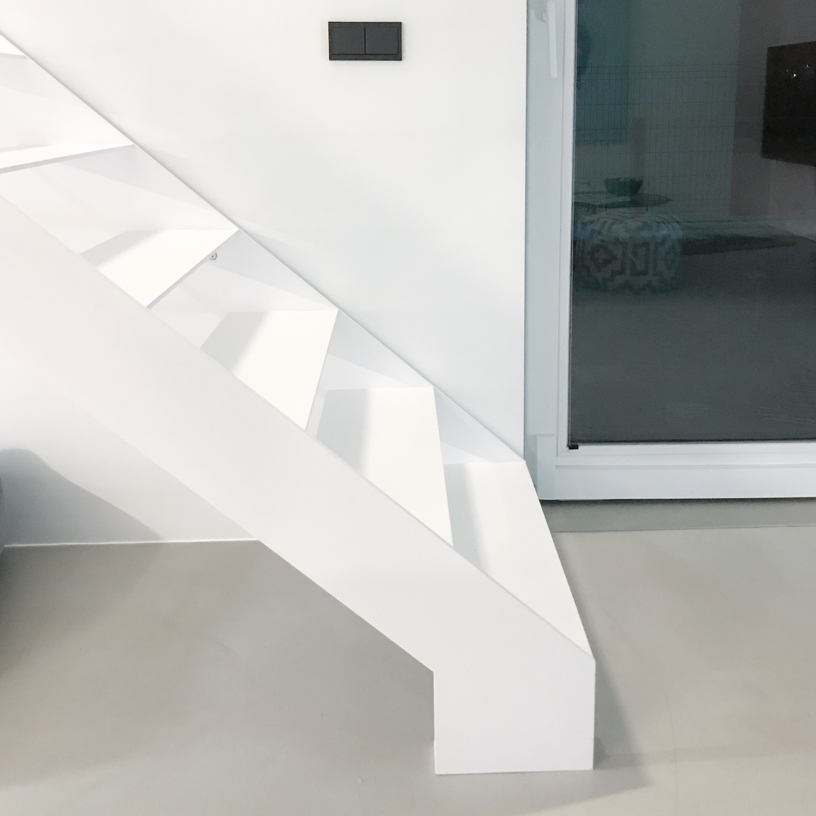 Schody-stalowe-białe-szkło-bez balustrady-design