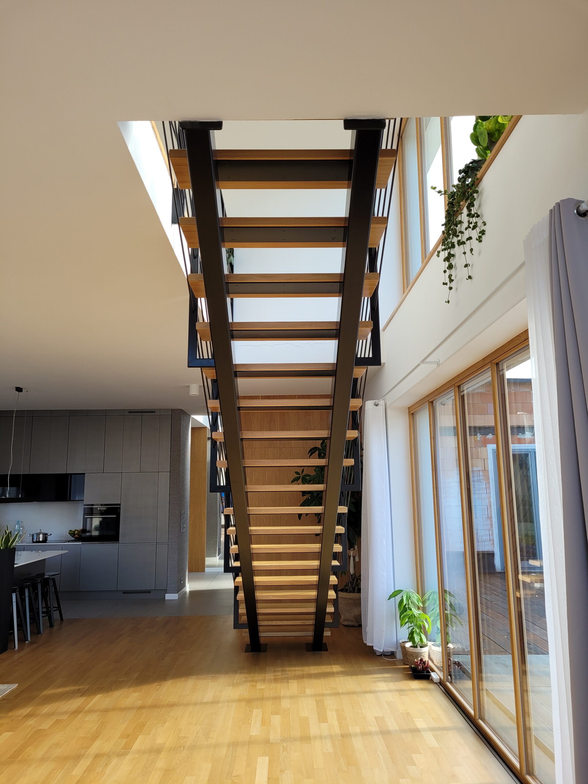 schody drewniane na dwóch belkach stalowych