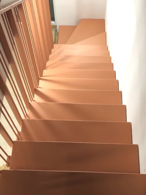 schody metalowe w kolorze ceglastym