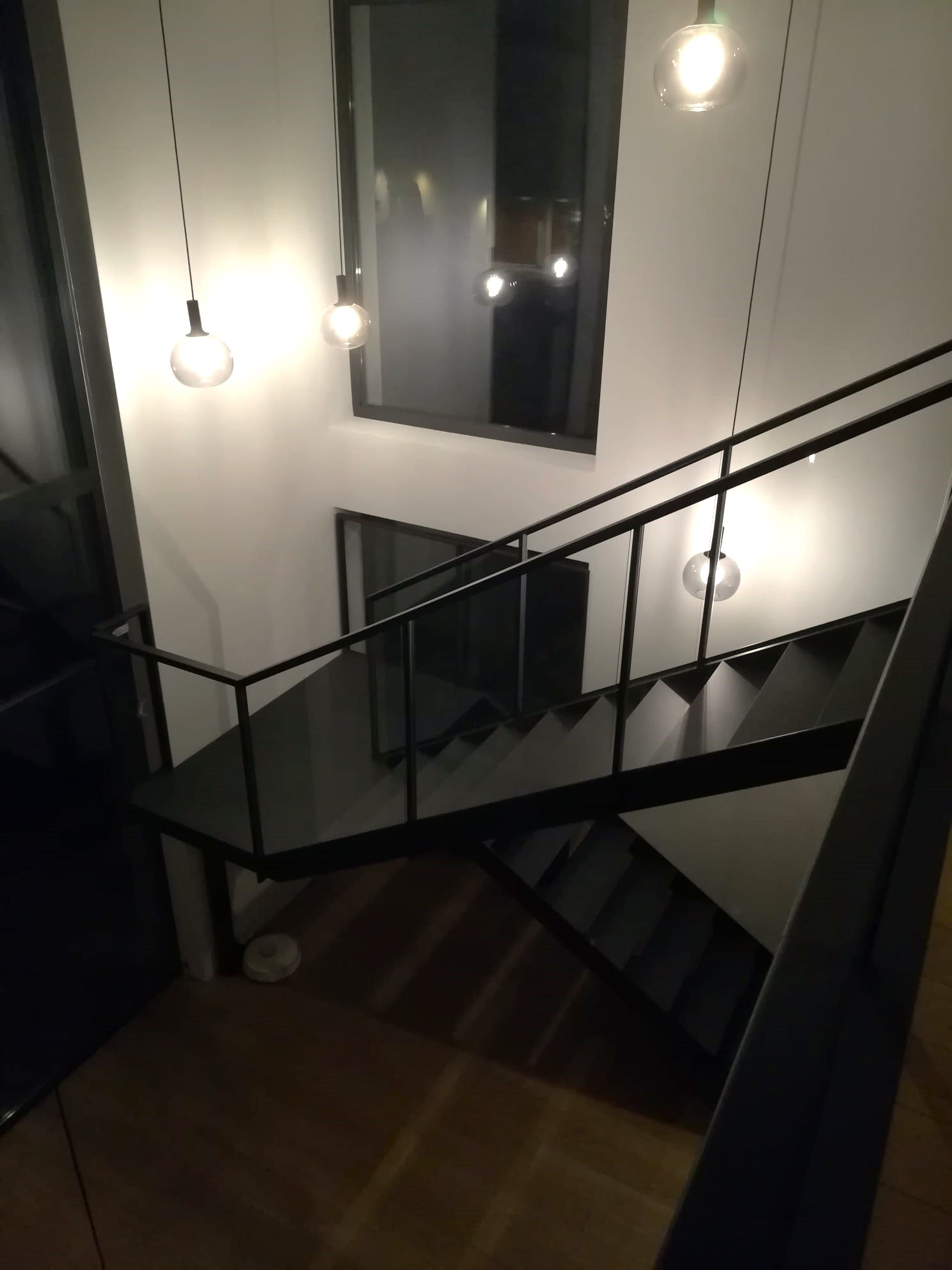 czarne schody ze szklaną balustradą nocą
