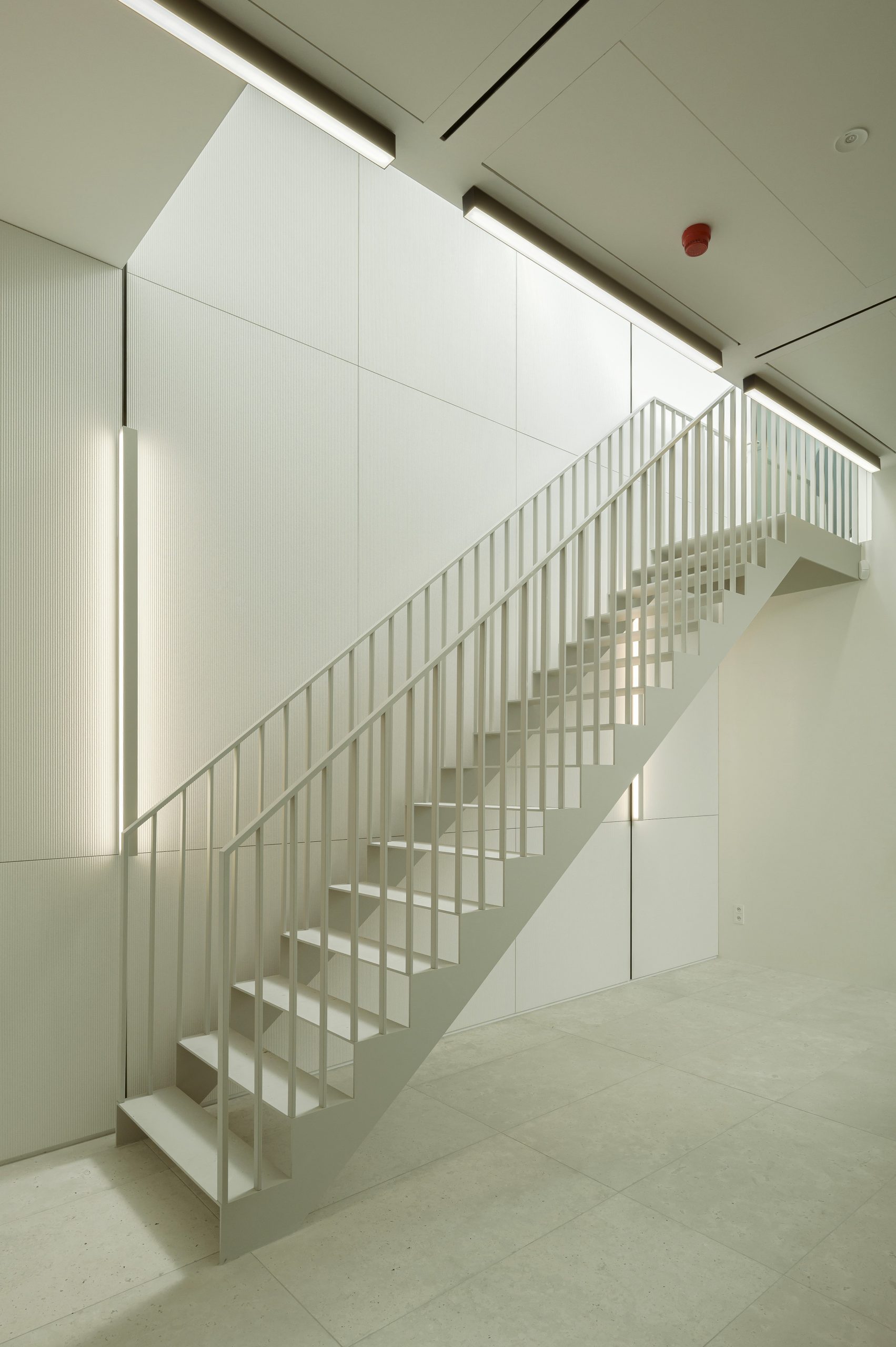 białe schody jednobiegowe