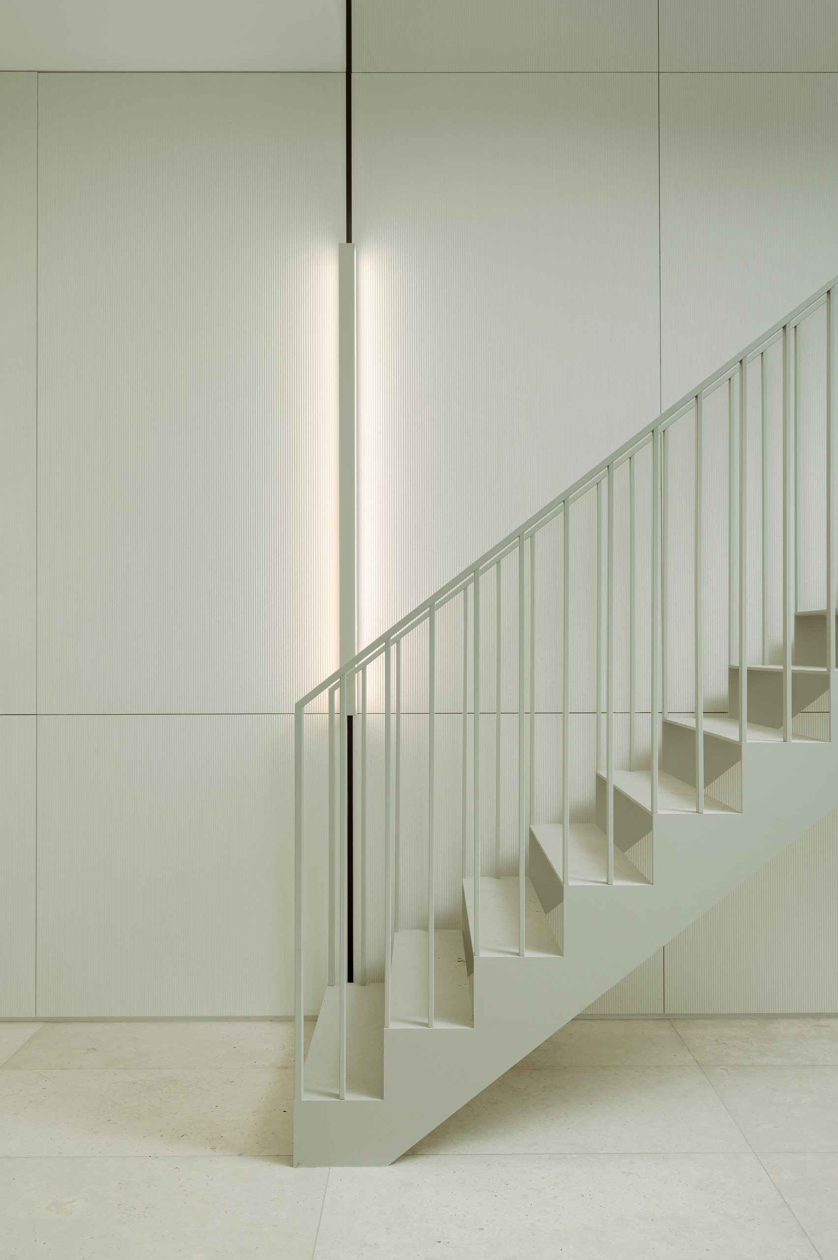 białe schody jednobiegowe detal