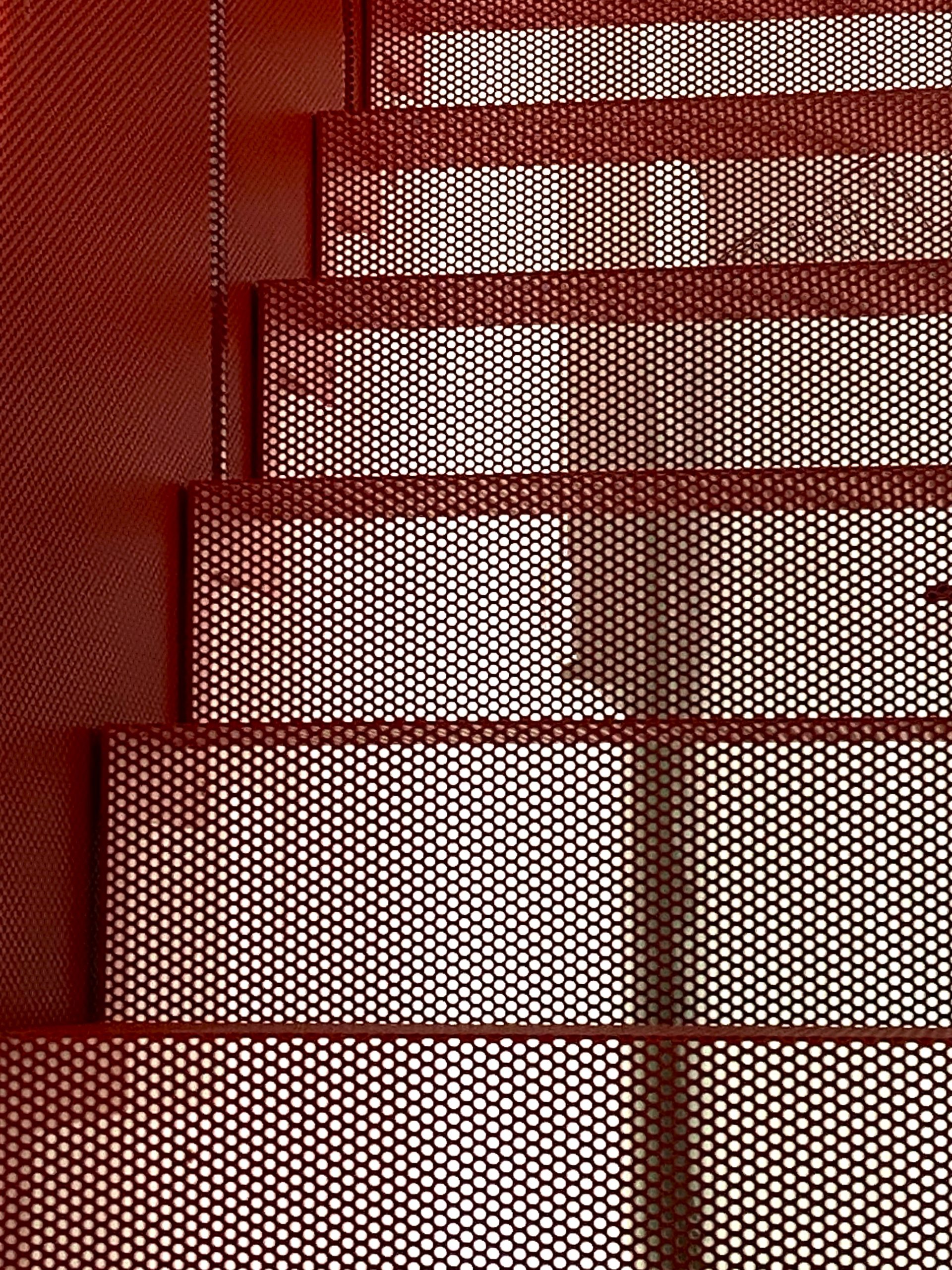 czerwone schody z perforacji