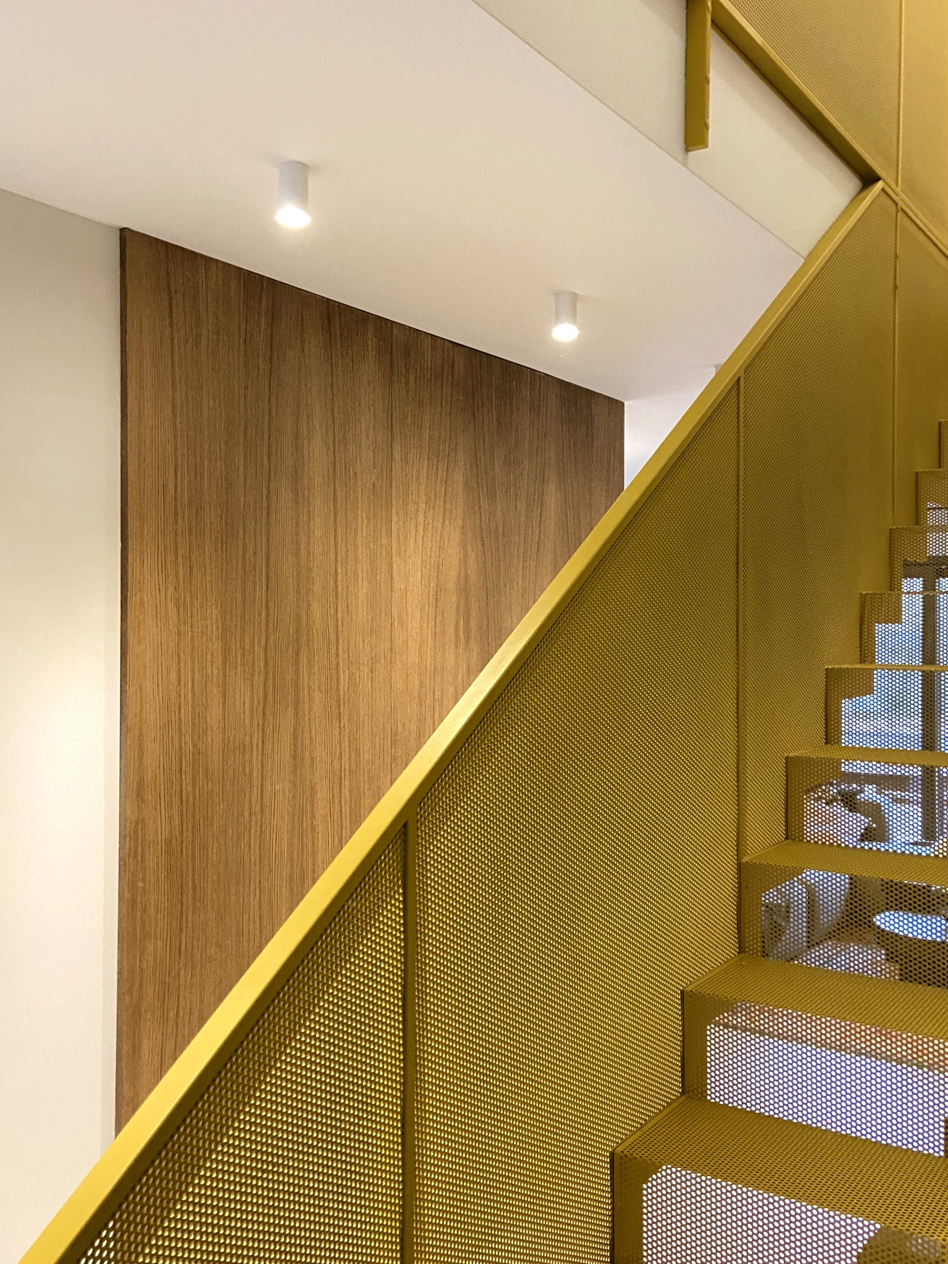 schody dywanowe w kolorze musztardowym, metal stairs, mustard stairs