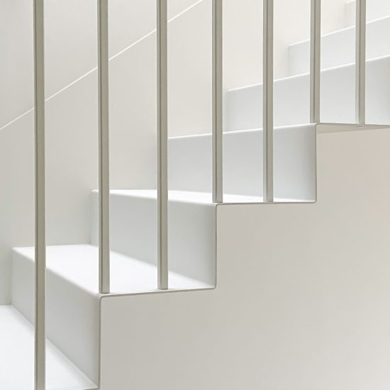 białe schody metalowe dywanowe