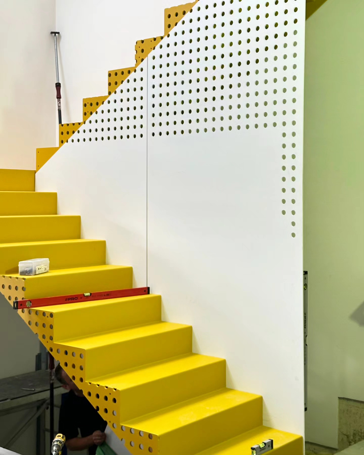 (Deutsch) żółte schody z perforacji